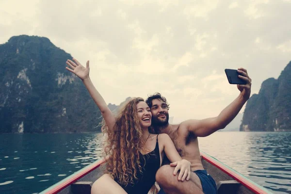 Para Biorąc Selfie Longtail Łodzi — Zdjęcie stockowe