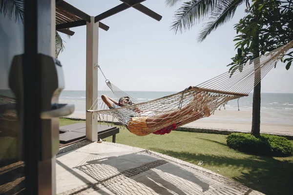 Pareja Relajándose Una Hamaca Junto Playa —  Fotos de Stock