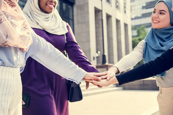 Heureuses Femmes Islamiques Portant Hijab Tenant Main Ensemble Concept Équipe — Photo