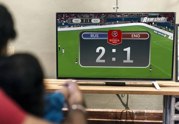 Bir futbol maçı televizyonda izlerken aile