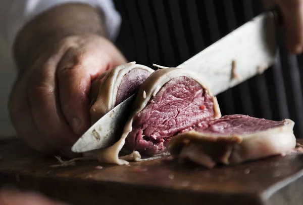 Chef Trabajando Rebanar Pedazo Carne Comida Fotografía Receta Idea —  Fotos de Stock