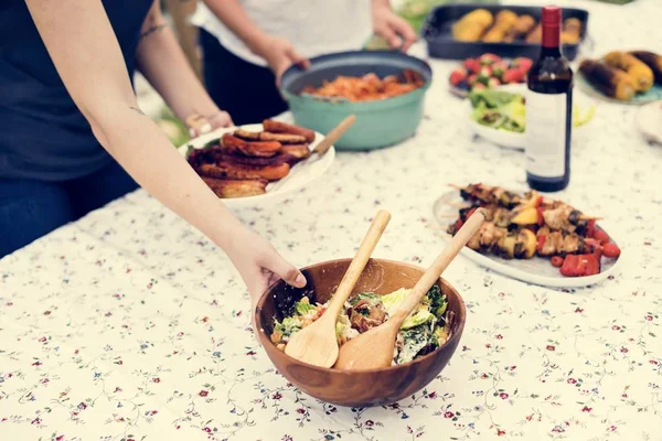 为聚会准备食物的人 — 图库照片