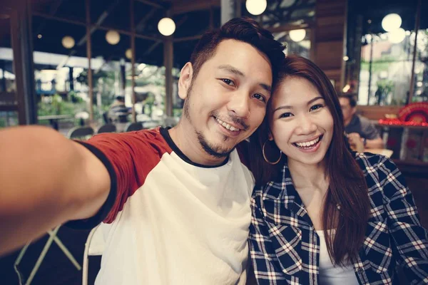 Lyckliga Paret Tar Selfie Tillsammans — Stockfoto