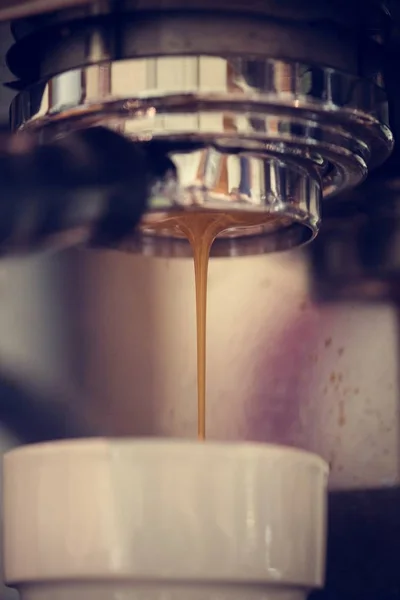 Kahve Makinesi Yapma Espresso Içki Closeup — Stok fotoğraf