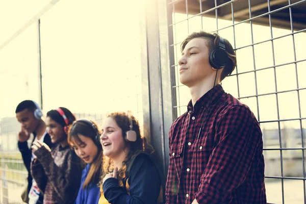 Groep Van School Vrienden Buiten Levensstijl Ontspanning Muziek Concept — Stockfoto