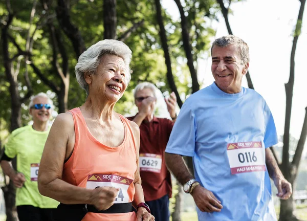 parkta, jogging arkadaş grubu Asyalı kadın çalışan gülümseyen kıdemli sporcular