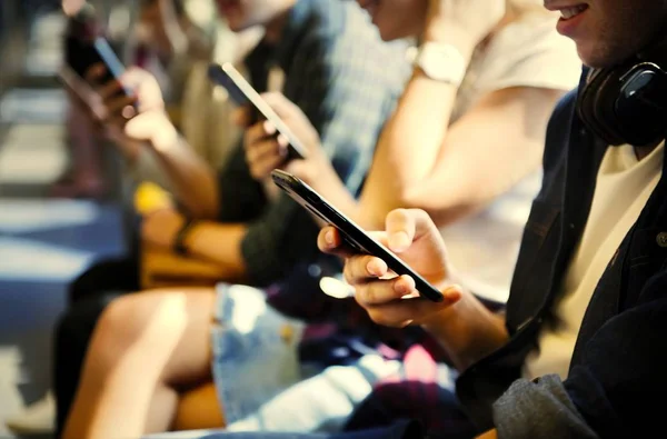 Grupo Amigos Adultos Jóvenes Que Usan Teléfonos Inteligentes Metro — Foto de Stock