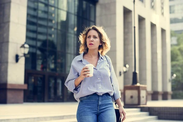 Geschäftsfrau Mit Einer Tasse Kaffee — Stockfoto
