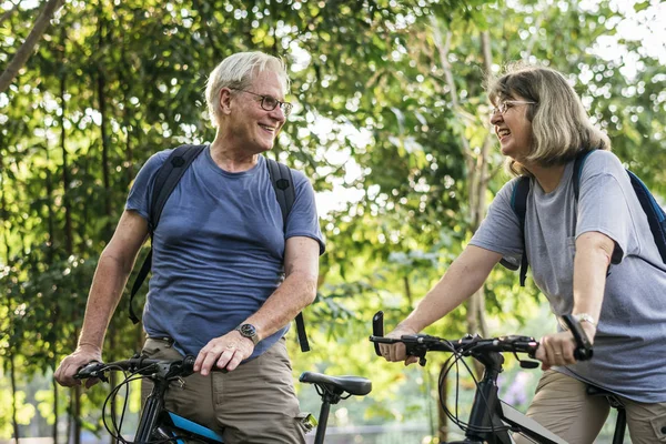 Pareja Mayor Bicicleta Parque — Foto de Stock