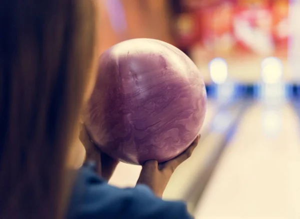ピンクのボウリング球を持つ女の子 — ストック写真
