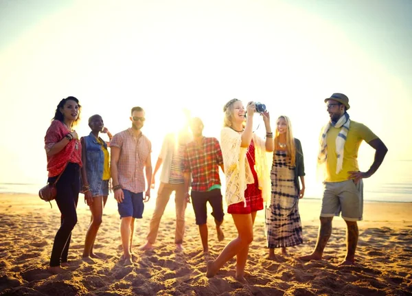 Молоді Друзі Влаштували Вечірку Пляжі — стокове фото