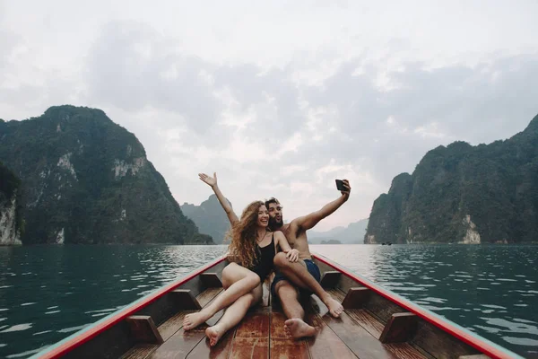 Paar Macht Selfie Auf Einem Longtail Boot — Stockfoto