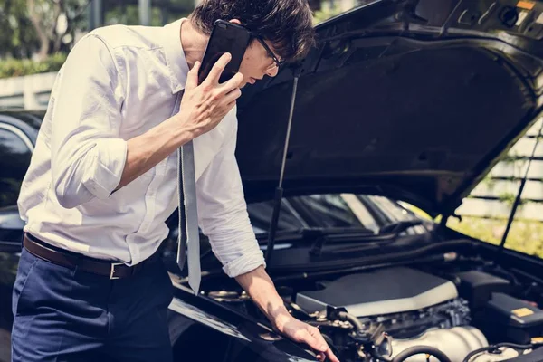 Man Die Voor Hulp Bij Het Oplossen Van Zijn Auto — Stockfoto