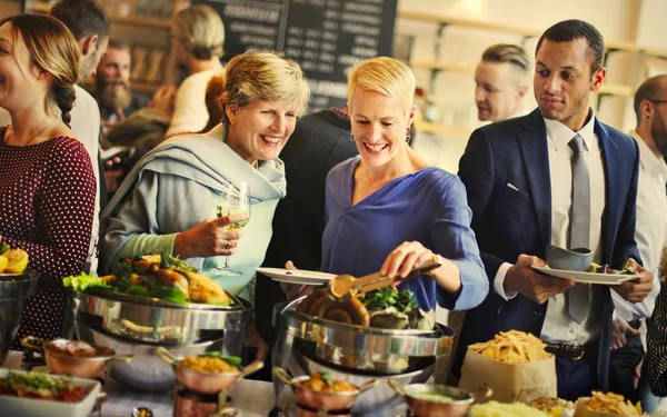 Diverse Mensen Een Internationale Dinerbuffet — Stockfoto