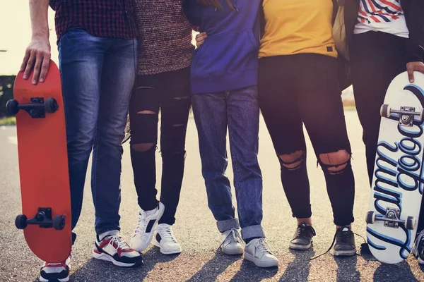 学校の友人のアウトドア ライフ スタイルのグループの足のクローズ アップ — ストック写真