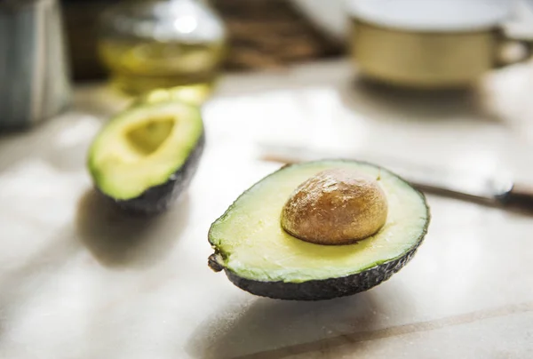 Close Van Een Vers Gesneden Avocado — Stockfoto