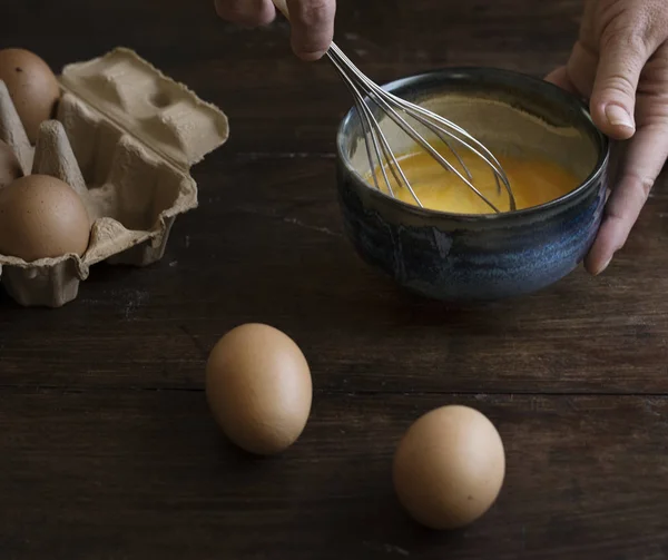 Женщина Взбивает Яйца Фотография Рецепт Идея — стоковое фото
