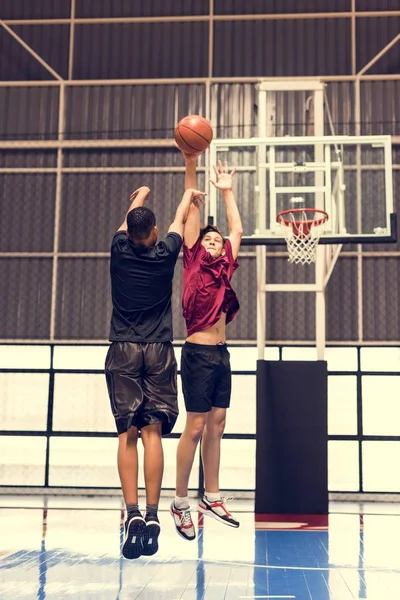 Dos Adolescentes Jugando Baloncesto Juntos Cancha — Foto de Stock