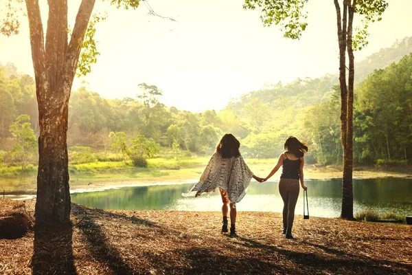 Arkadaşlar ormanda takılıyor.