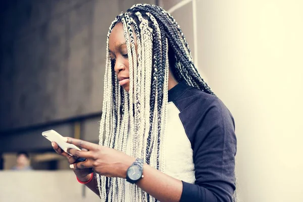 Mulher Africana Usando Smartphone — Fotografia de Stock