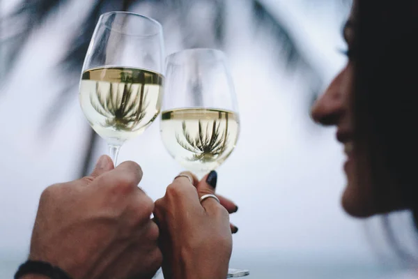 Casal Desfrutando Copo Vinho Praia — Fotografia de Stock