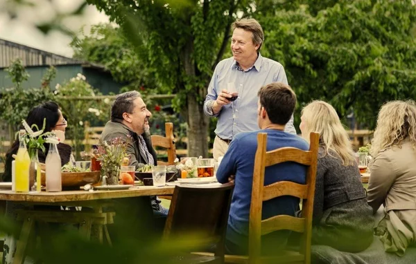 Amigos Desfrutando Jantar Jardim — Fotografia de Stock