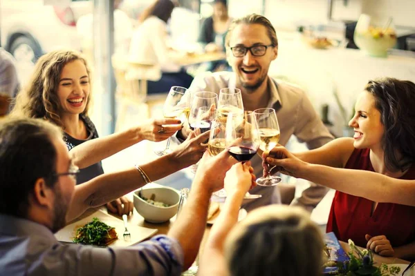 Mutlu arkadaş bir tost ile kutluyor