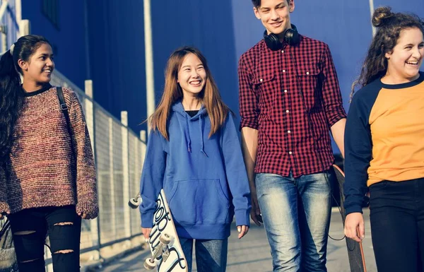 Gruppe Von Schulfreunden Freien — Stockfoto