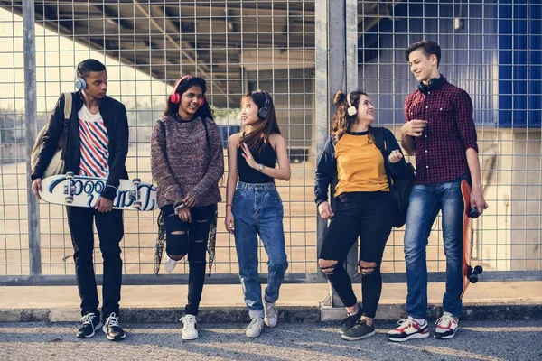 Groep Van School Vrienden Buiten Levensstijl Ontspanning Muziek Concept — Stockfoto