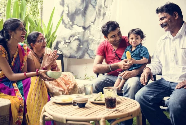 Una Famiglia Indiana Felice Casa — Foto Stock