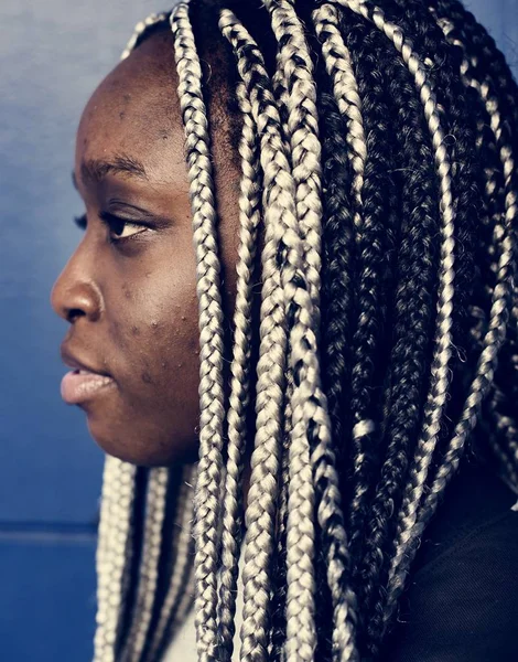 Retrato Mulher Negra Com Cabelo Dreadlocks — Fotografia de Stock