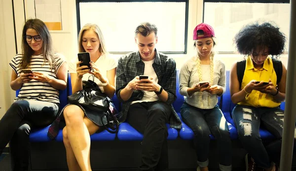 Gruppo Giovani Amici Adulti Che Usano Gli Smartphone Nella Metropolitana — Foto Stock