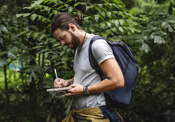 Mannen Trekking Skog — Stockfoto