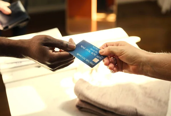 Cliente Pagando Por Cartão Crédito — Fotografia de Stock