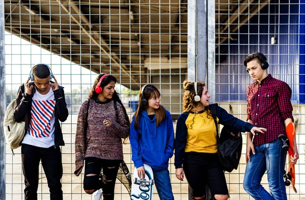 Gruppe Von Schulfreunden Freien Lifestyle Und Freizeitmusik Konzept — Stockfoto