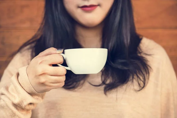 Mulher Desfrutando Café Fim Semana — Fotografia de Stock