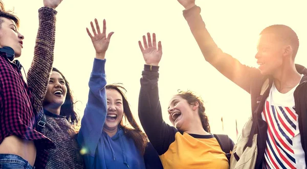 Grupo Amigos Brazos Levantados Juntos Apoyo Concepto Trabajo Equipo — Foto de Stock