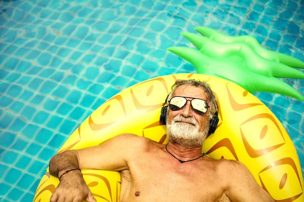 Nahaufnahme Eines Kaukasischen Seniors Pool Mit Kopfhörern — Stockfoto