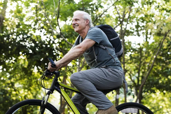 Senior Homem Bicicleta Parque — Fotografia de Stock