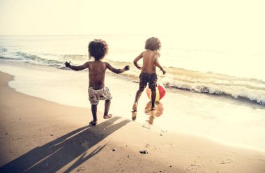 Sahilde oynayan çocuklar.