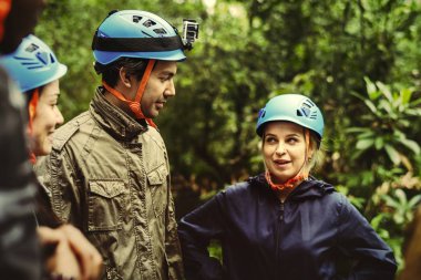 Arkadaş grubu bir orman yoluyla trekking sırt çantaları