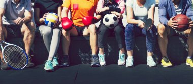 Bir spor salonunda egzersiz arkadaş grubu