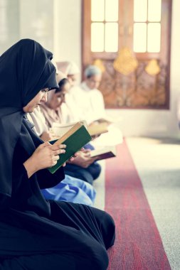 Müslümanlar Kur'an okuma
