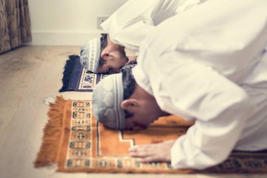 Müslüman erkekler sujud duruş içinde namaz kılıyor