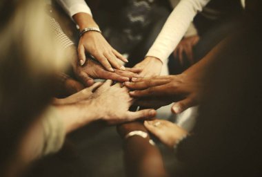 İnsanlar bir takım olarak eller istifleme