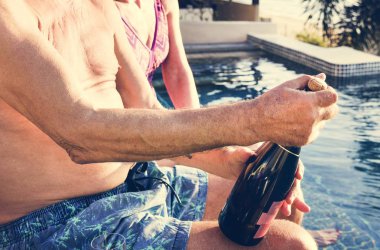 Bir şişe şampanya haşhaş