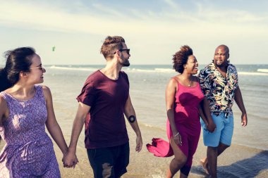 Farklı arkadaş plajda eğlenmek