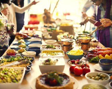 Farklı insanlara bir uluslararası akşam yemeği açık büfe