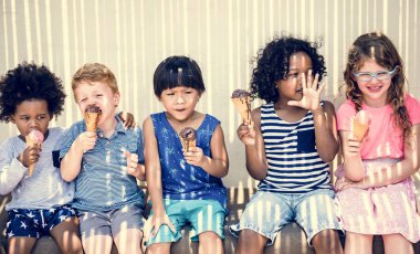 Yaz aylarında dondurma yeme çocuklar