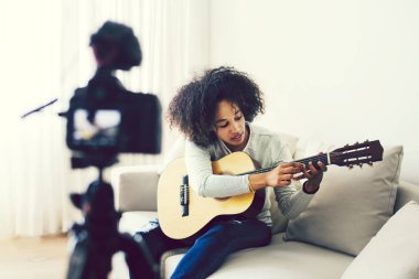 Kadın bazen kendini bir gitar çalmak filme